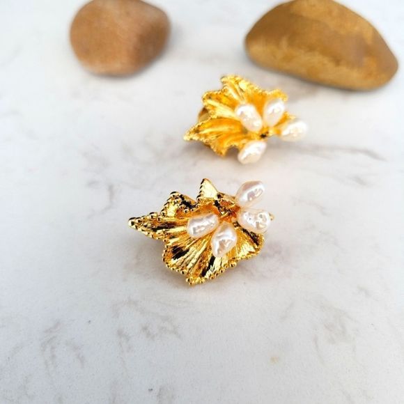 Stunning clip earrings gold color and natural freshwater pearls - Picture 1 of 4